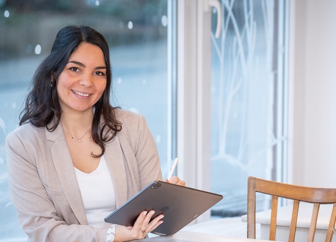 Webdesign-Aargau-Corinne_Halbrund_Tablet_Cafe_left Webseite erstellen lassen Aargau-Corinne-für-Webdesign im Aargau in einem Café mit Tablet in der Hand